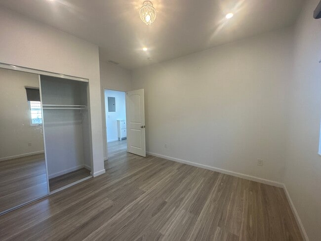 Building Photo - 1606 E San Fernando St