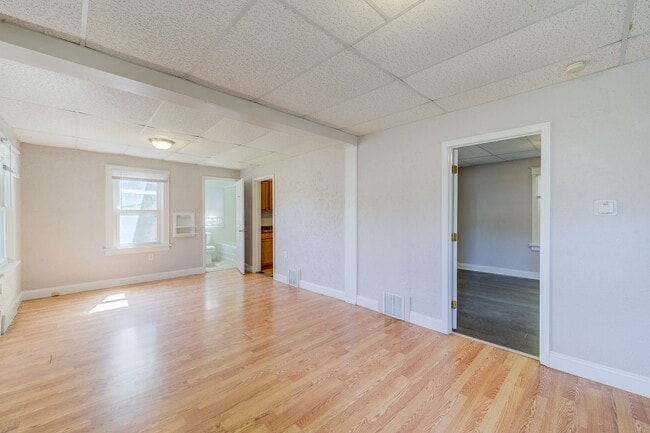 Building Photo - 1 Bedroom house in Overland!