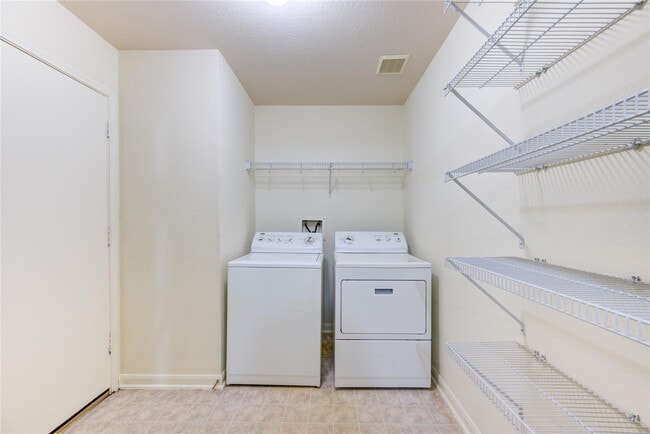 Building Photo - 15326 Mission Oak Dr