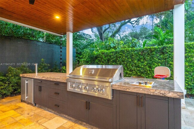 Building Photo - 1030 Manati Ave