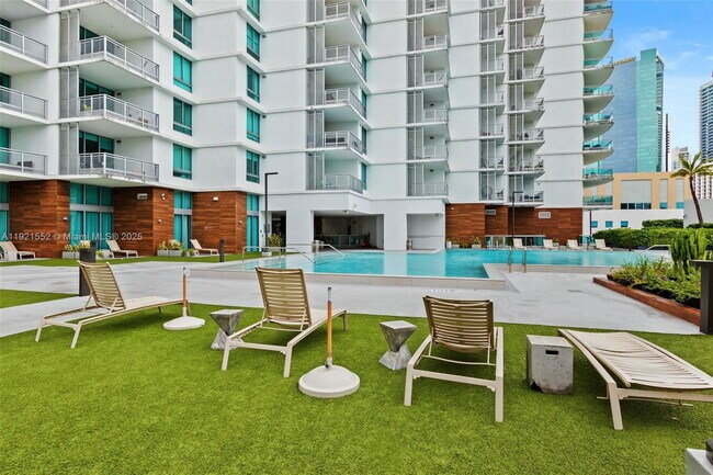 Building Photo - 350 S Miami Ave