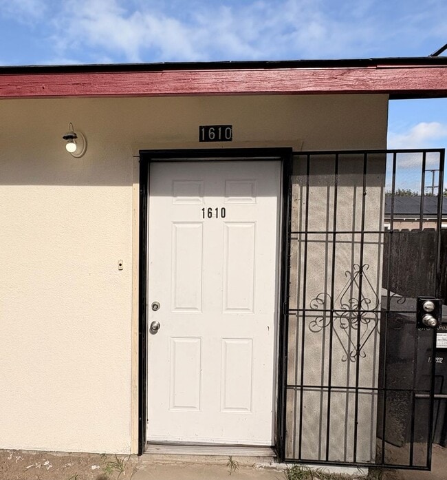 Building Photo - 2 WEEKS FREE RENT November Special Comfort...