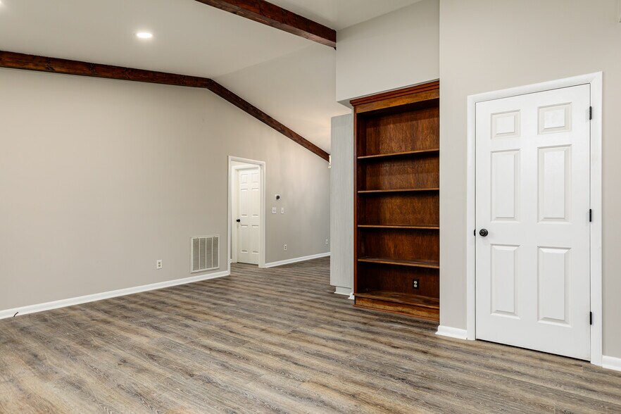 Building Photo - 1635 Longleaf Dr E
