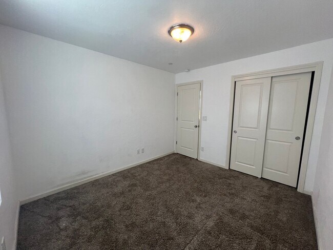 Building Photo - modern 3-bedroom, 2.5-bathroom home locate...