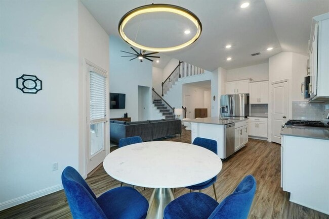 Building Photo - 404 Mante Ct