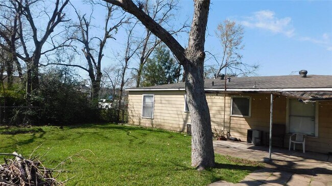 Building Photo - 2206 Silverbonnet St