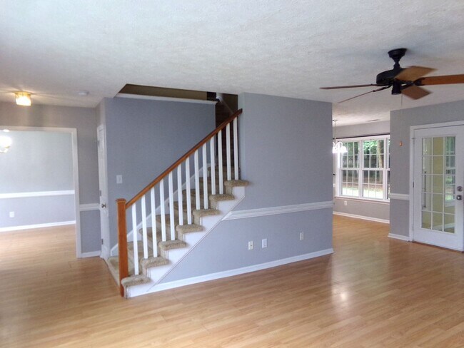 Building Photo - Beautiful 2 story home located on a cul-de-sac