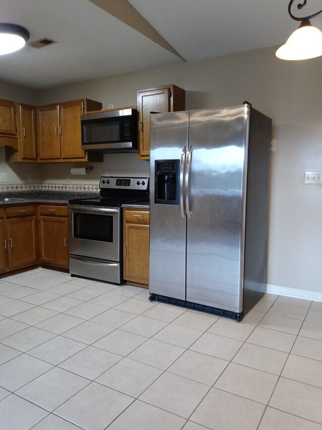 Building Photo - 3 bd/ 2 ba located MINUTES from Fort Bragg! Quiet Neighborhood!
