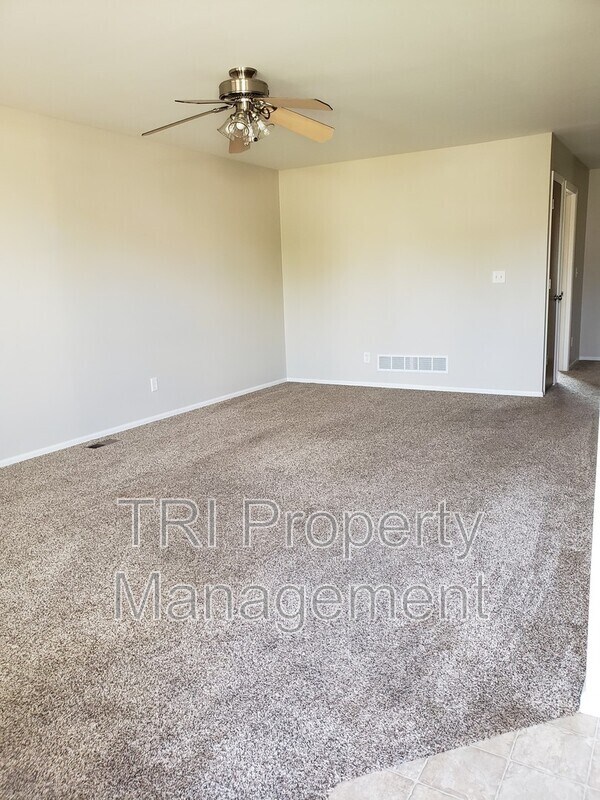 Building Photo - 922 E 24th St Ln