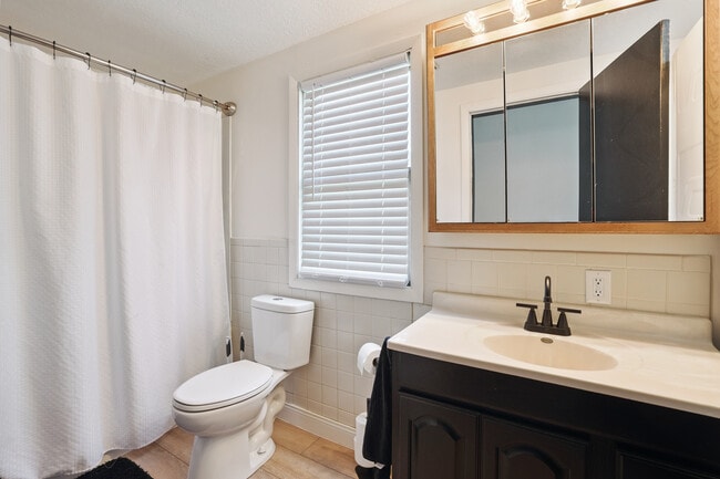 Building Photo - 403 River Dr