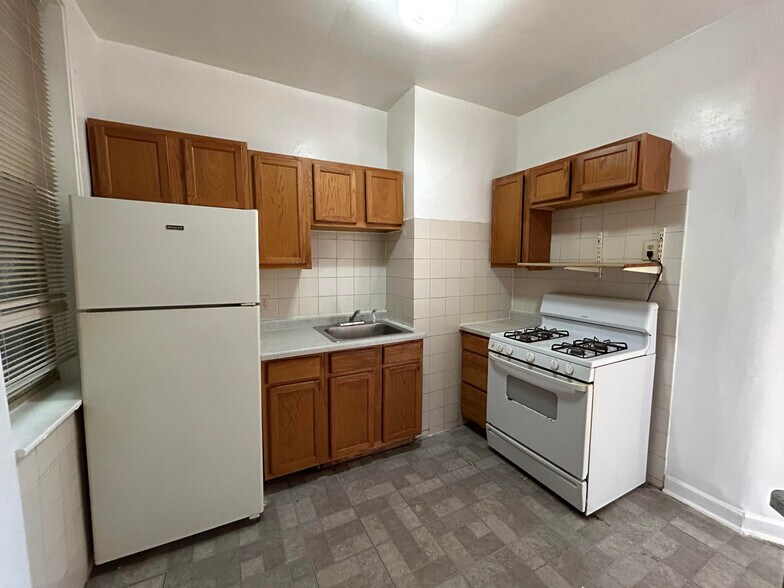 Primary Photo - 4716 N Kenneth Ave