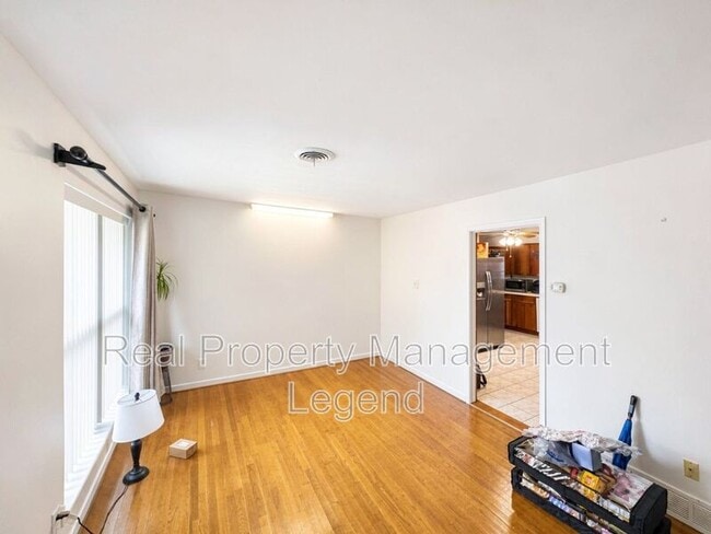 Building Photo - 409 La Salle Dr