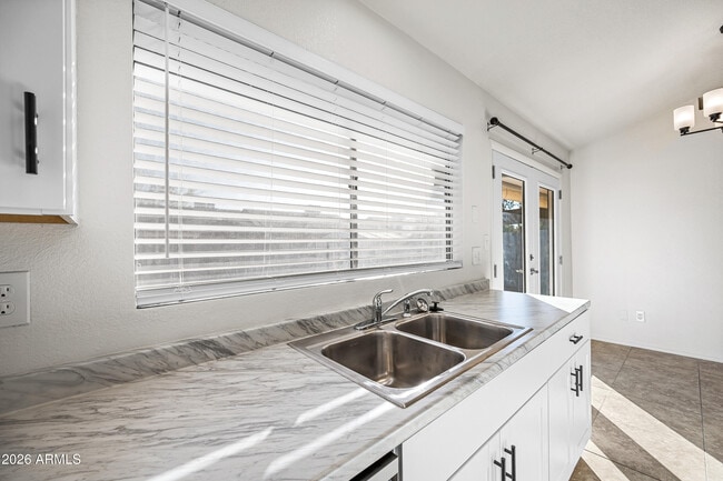 Building Photo - 2943 E Irwin Ave