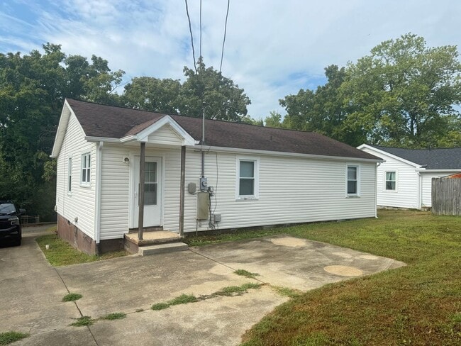 Building Photo - Lovely 3 Bdr/1 Ba Home, tucked away yet ST...