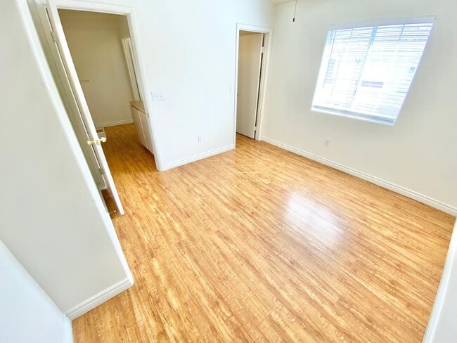 Building Photo - CUTE CONDO UNIT 2 BEDROOM / 2  FULL BATHRO...