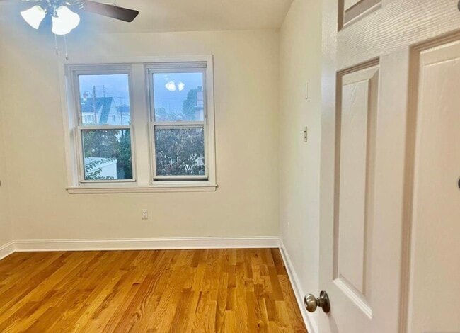 Building Photo - 10-12-12 Morton Pl