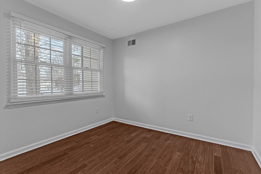 Building Photo - 56 Maple Ln