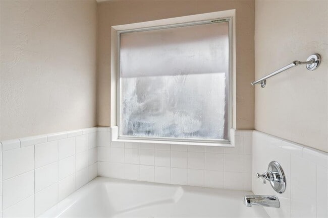 Building Photo - 16413 Village Green Dr