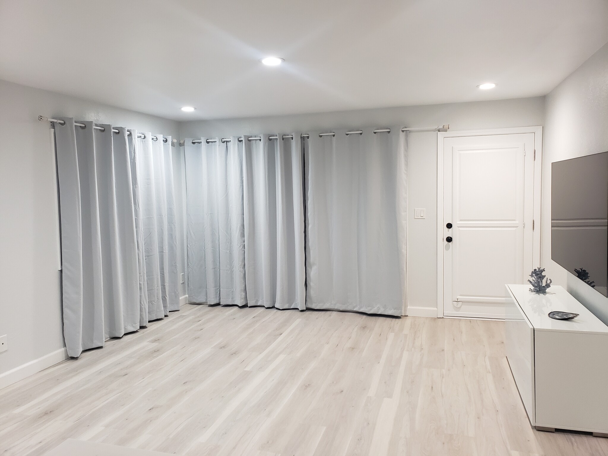 closed curtains and double door for complete privacy - 72 The Strand