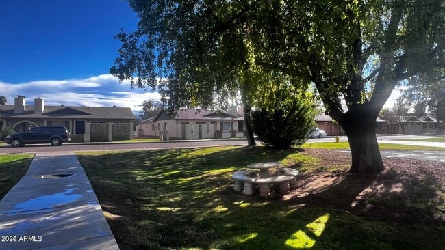 Building Photo - 3337 S Parkside Dr