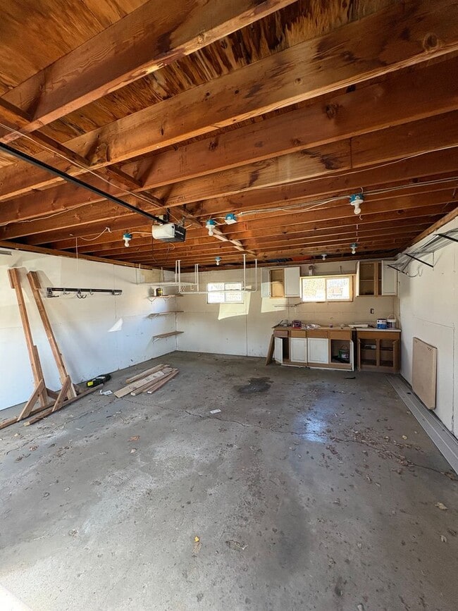 Building Photo - 4 Bedroom Home