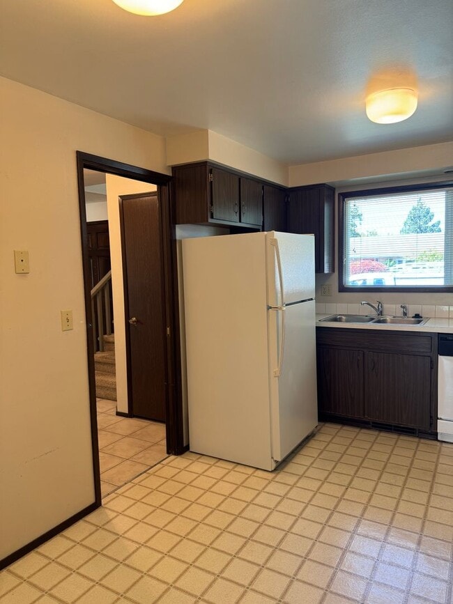 Building Photo - 3 bedroom 2.5 bathroom duplex off Coburg Rd.