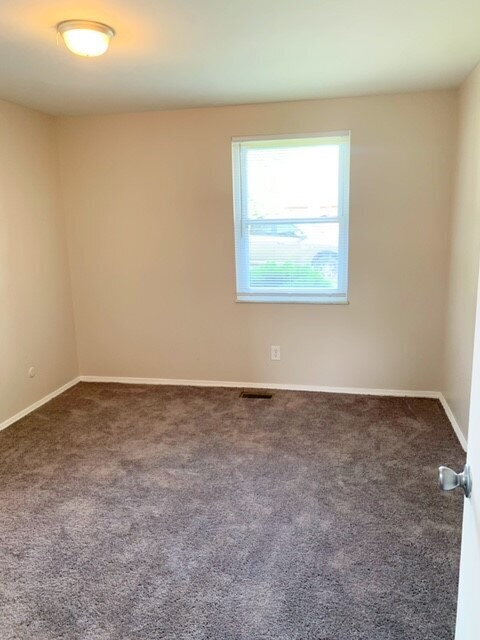 Building Photo - EASTSIDE LARGE 4 BR HOME AVAILABLE NOW!