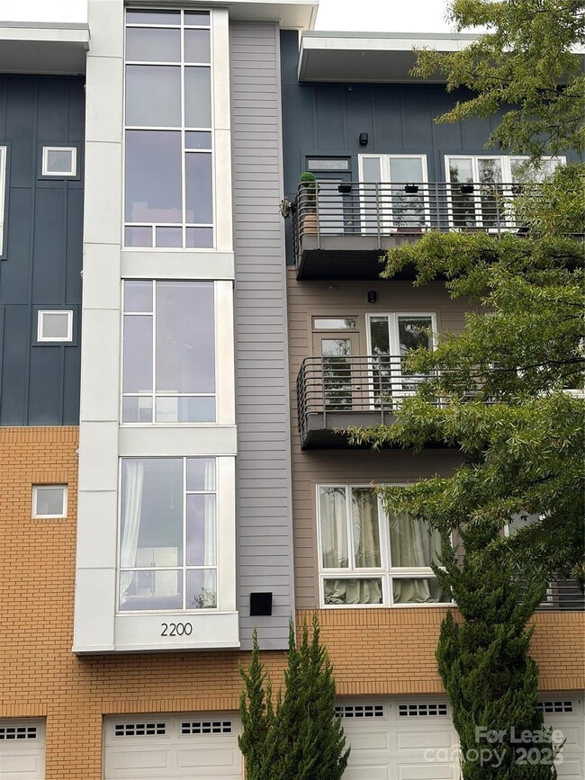 Building Photo - 2200 Lyndhurst Ave