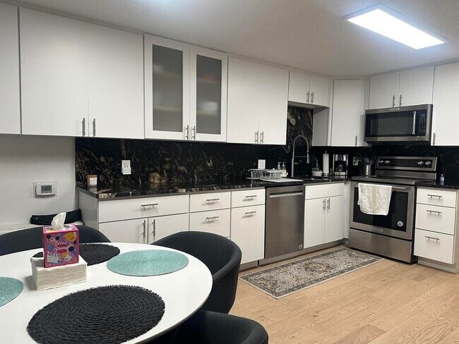 Building Photo - 1155 Ash St.