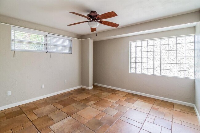 Building Photo - 1197 W Lakeview Cir