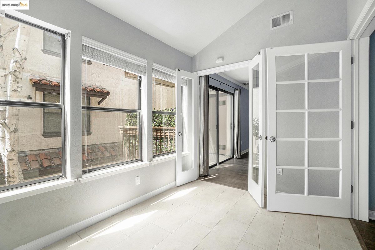 Building Photo - 1122 S Villa Way