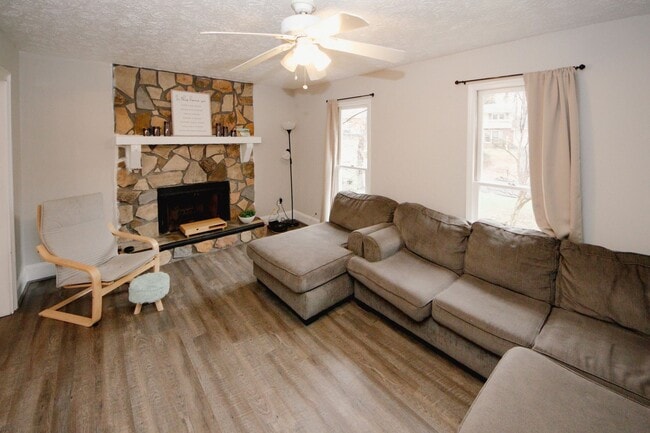 Building Photo - 1424 Shadowbrook Dr