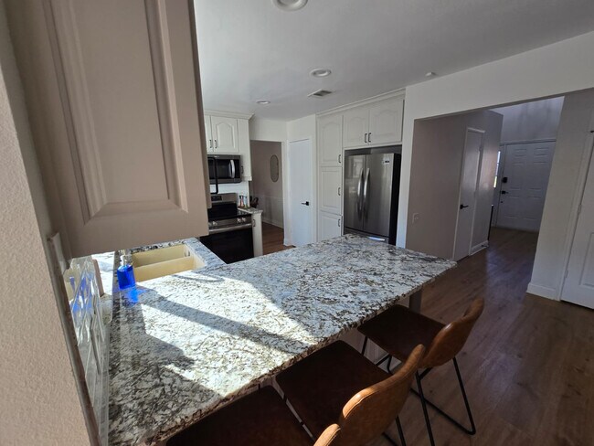 Building Photo - 6872 Greenleaf Dr