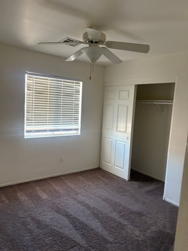 Building Photo - 3 bedroom house with 2.5 bathrooms