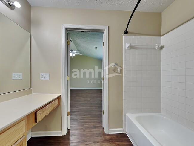 Building Photo - 32 Ascot Glen Dr