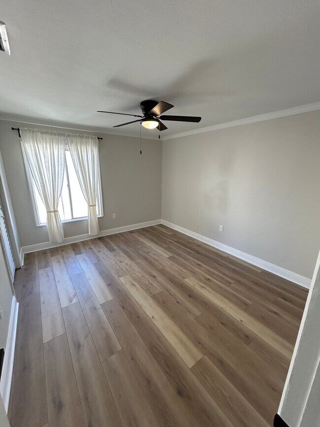 Building Photo - 3848 N Lake Dr