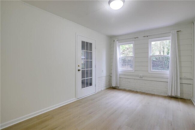 Building Photo - 304 Lexington Dr