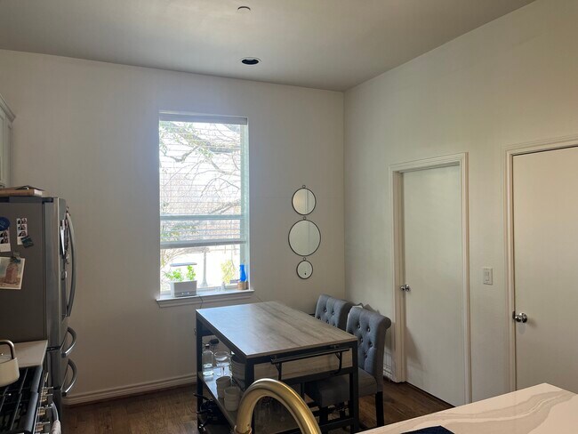 Building Photo - 4050 McKinney Ave