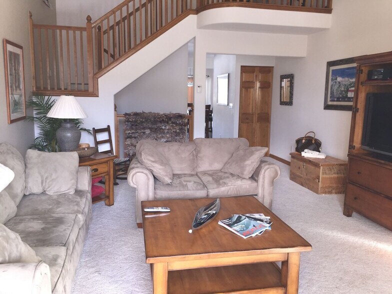 shows layout of main floor (old furniture) - 103 Morningstar Cir