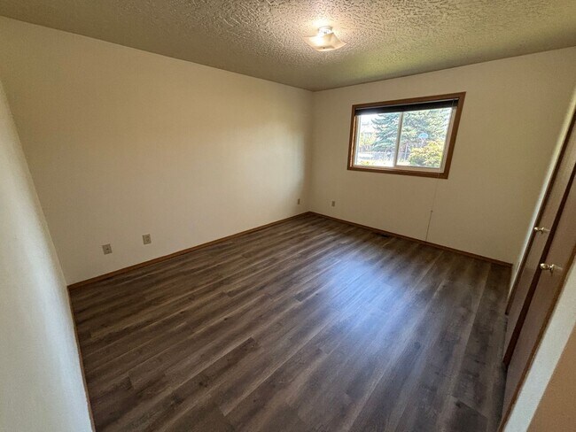 Building Photo - 727 Hendrickson Dr