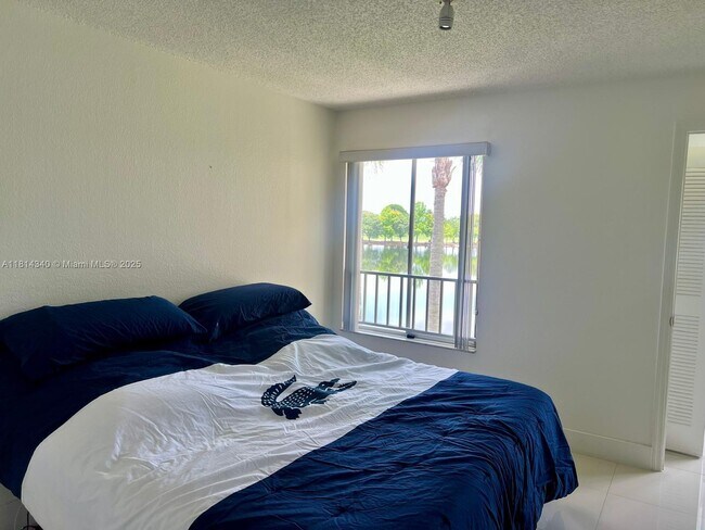 Building Photo - 731 Vista Isles Dr