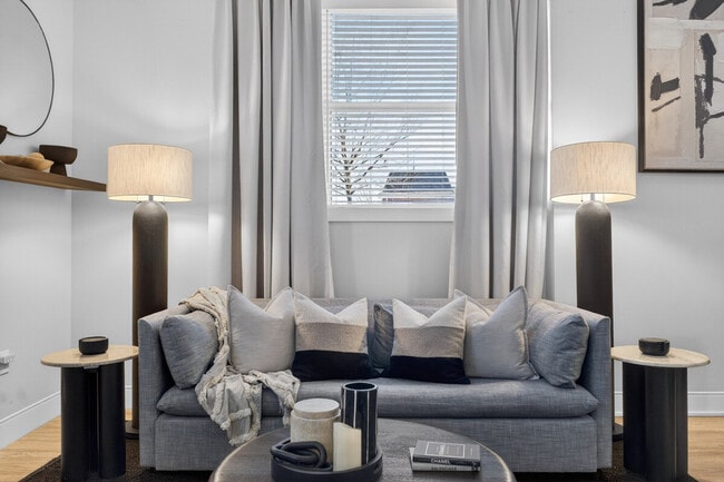 Building Photo - 1424 N Park Pl