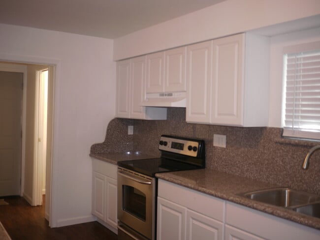 Building Photo - Charming 2-Bed, 1.5-Bath Home with 2-Car Garage in Hesperia, CA!