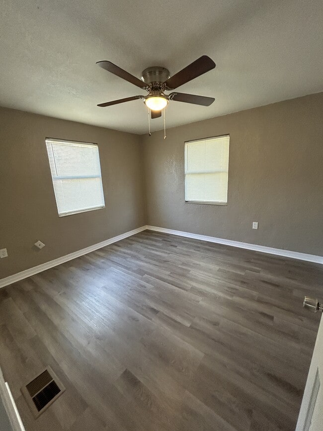 Building Photo - 2420 TanglewoodMain House