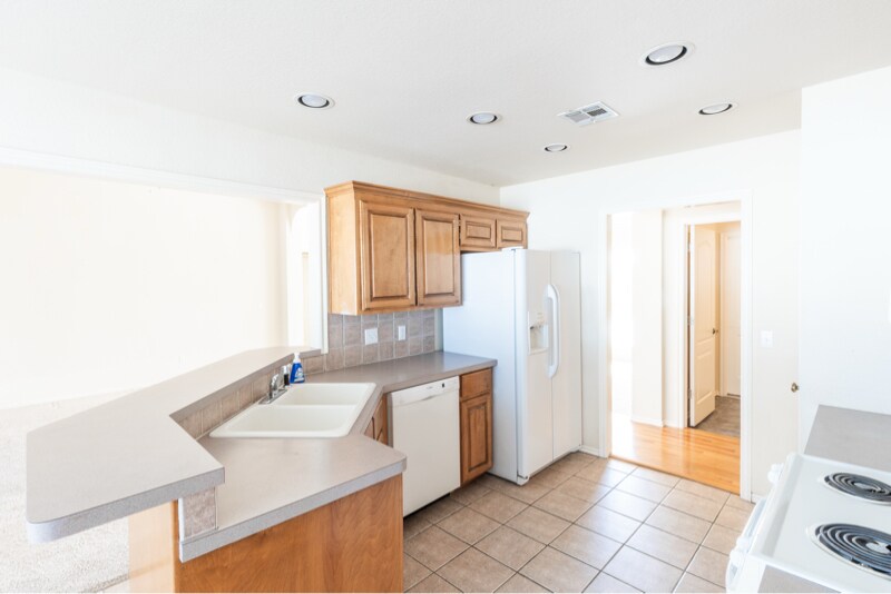 Building Photo - 11003 E 95th Pl N