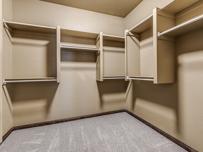 Building Photo - Luxury Edmond Townhome Overlooking Waterfa...