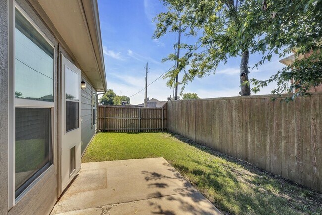 Building Photo - 3608 Brookstone Dr