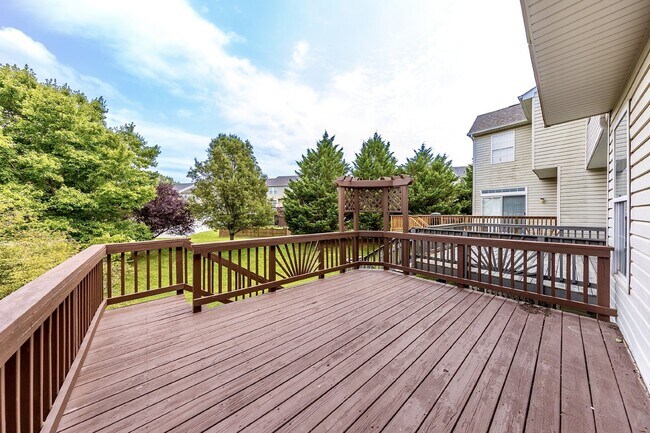 Building Photo - Modern Comfort Meets Everyday Convenience in this Stunning Forest Hill Townhome with 3 Beds & 3.5...