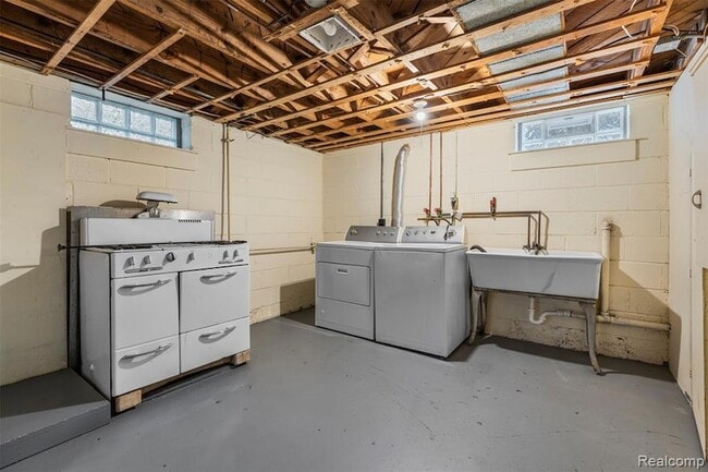 Building Photo - 8038 Riverdale St