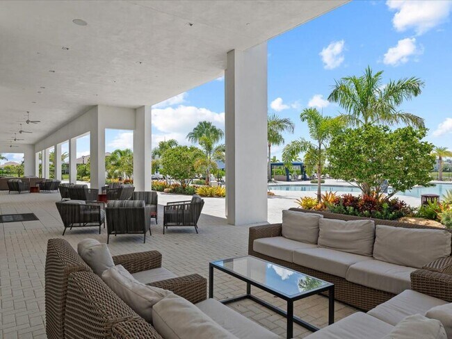 Building Photo - 5577 St Armands Way